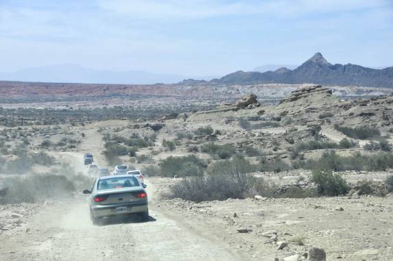 Seguindo a caravana de carros através do Parque Provincial Ischigualasto, na Argentina